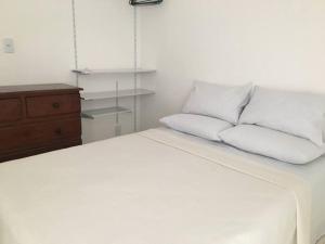 Quarto e sala bem localizado