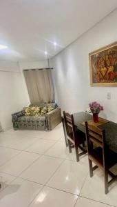 Quarto e sala bem localizado