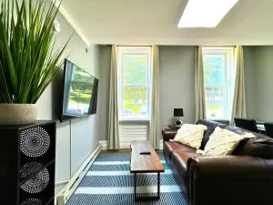 The Grayson at Park Place- cozy and fully updated with King bed free coffee and fast WIFI - 塔里维尔