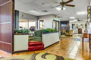 Camelot Inn - Claude