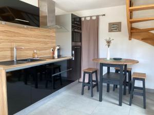 Maisons de vacances Charmante maison renovee au calme avec jardin privatif, a 500m des plages et proche commerces - FR-1-306-1082 : photos des chambres