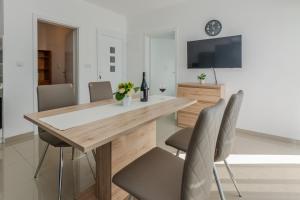 Apartments with parking space Vir - Kozjak, Vir - 23400