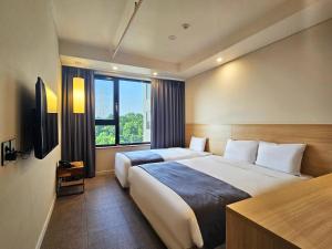 Family Twin Room with City View (Family Twin Room With City View)