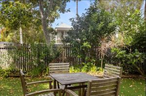 Seychelles 2 - Short stroll to Noosa River