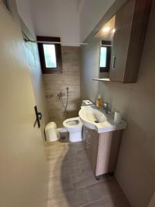 Γκαρσονιέρα δίπλα στη θάλασσα.