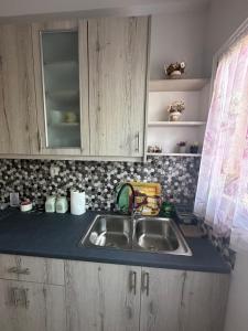 Γκαρσονιέρα δίπλα στη θάλασσα.