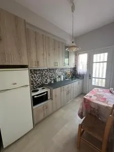 Γκαρσονιέρα δίπλα στη θάλασσα. - Emporeiós