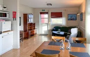 Gorgeous Apartment In Offersøy - 勒丁恩
