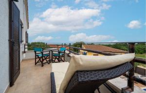 Cozy Apartment In Peroj With Wifi