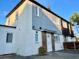 Semi Detached House in Aldershot - 艾什