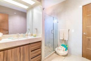 Elegante Condo a una Cuadra del Mar