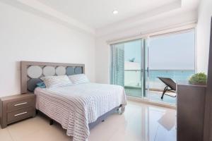 Paraíso Costero Elegante Condo con Vista al Mar