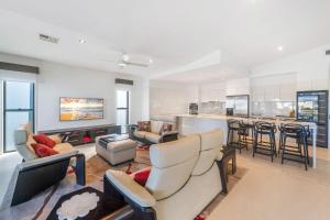 4 bedroom waterfront dream holiday home and small pet friendly