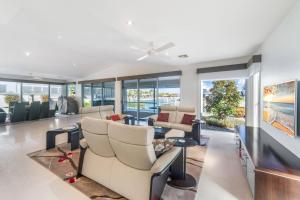 4 bedroom waterfront dream holiday home and small pet friendly