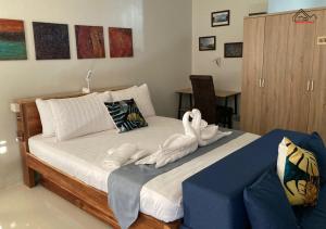 Camella Verdant Twin-Bed Summer Getaways with a Balcony and FREE Pool - B2 7Opals