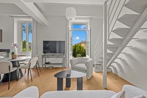 LB Vacation Rentals I Beautiful, Renovated Duplex with Swimming Pool