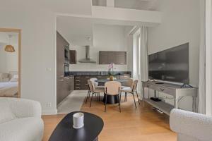 LB Vacation Rentals I Beautiful, Renovated Duplex with Swimming Pool