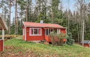 2 Bedroom Nice Home In Undenäs - 利雪平