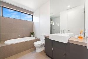 Como Villa - Family Retreat Close to Beach & Shops