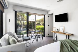 Studio One - Luxe Apartment, across from beach, walk to local shops