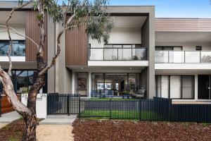 Anchorage Villa - Chic, Pet Friendly by Marina