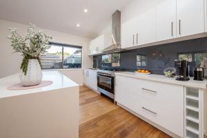 Missys Escape - Luxe Family Entertainer Pool Spa Walk to Beach