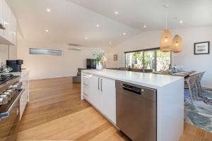 Missys Escape - Luxe Family Entertainer Pool Spa Walk to Beach