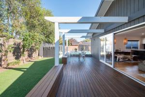 Missys Escape - Luxe Family Entertainer Pool Spa Walk to Beach