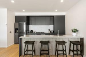 Castaway Villa - Luxe on the Marina Walk to Beach