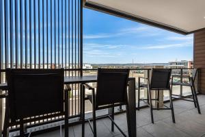 Castaway Villa - Luxe on the Marina Walk to Beach