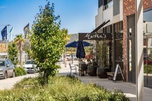 Castaway Villa - Luxe on the Marina Walk to Beach