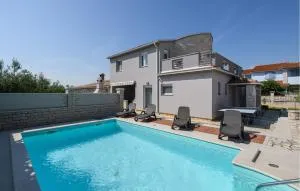 4 Bedroom Awesome Home In Vodnjan - Krnjaloža