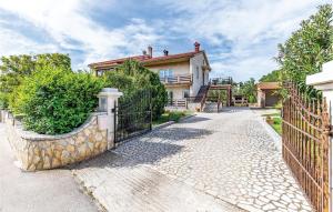 Stunning Apartment In Liznjan With Wifi