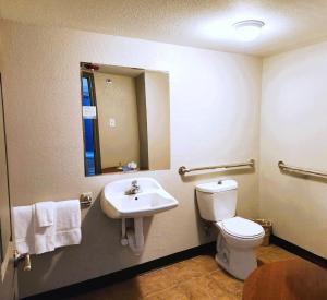 King Room - Mobility Access/Non-Smoking room in Days Inn by Wyndham Denver Downtown