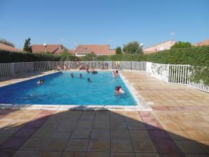 Direct Plage, Piscine et Parking - Confort Moderne pour 4 Pers - FR-1-796-37