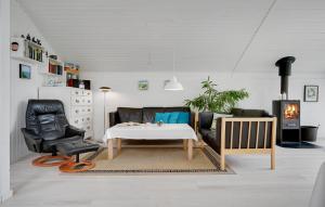 Three-Bedroom Holiday Home In Glesborg