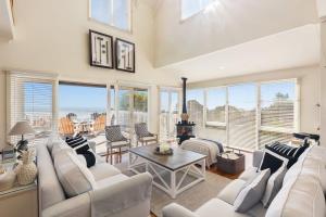 Hamptons Retreat - Stunning Panoramic Water Views and Pool