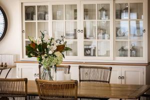 Hamptons Retreat - Stunning Panoramic Water Views and Pool