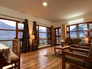 Himalayan River Mountain View 2 Bedrooms Cottage, Manali