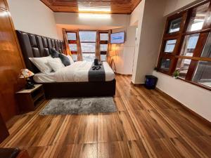 Himalayan River Mountain View 2 Bedrooms Cottage, Manali