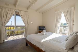 Port Philip Panorama - Bayview Retreat and Pool Bliss