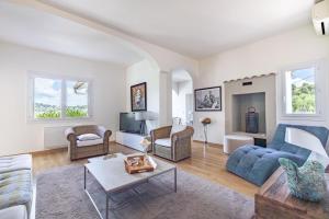 LB Vacation Rentals I Villa With Pool, Terrace, BBQ, Close To Golfs & Tennis