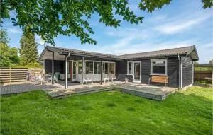 Nice Home In Humble With Wifi - Hennetved