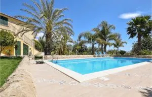 5 Bedroom Awesome Home In Noto - نوتو