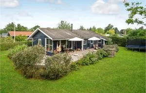 Lovely Home In Juelsminde With Kitchen - Glud
