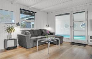 Nice Home In Glesborg With Kitchen