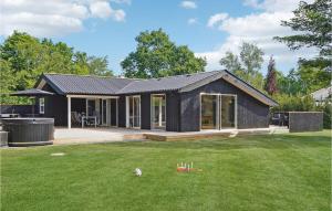 5 Bedroom Amazing Home In Glesborg