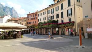 a pochi passi dal lago Vista vicolo