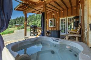 Beaver Hill Cabin near Plain by NW Comfy Cabins