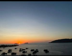 The Shore Sunset Seaview Suite 日落海景一房一厅一卫 침실 1개, 거실 1개, 일몰 바다 전망을 감상할 수 있는 욕실 1개